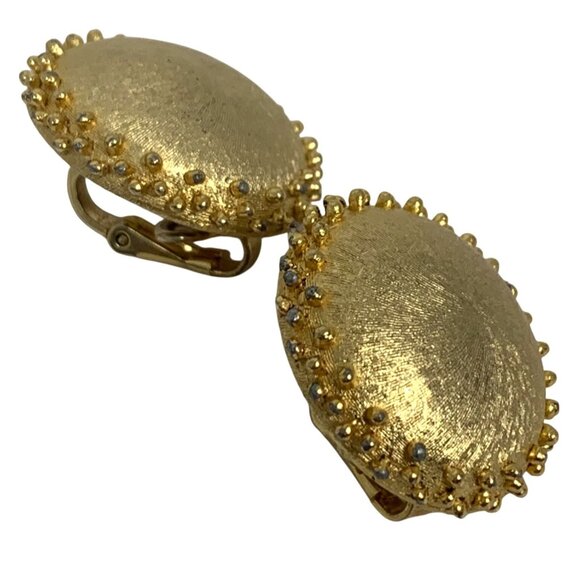 CROWN TRIFARI Clip On Dome Earrings Brushed Gold Tone Dotted Edge Signed VTG - Picture 2 of 6